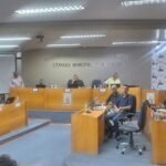 Depois de muita peleia na Casa do Povo, projeto que perdoa dívidas tributárias da gurizada do samba finalmente foi aprovado por 6 a 4 - uma notícia que faz o coração do carnaval alegretense bater mais forte!