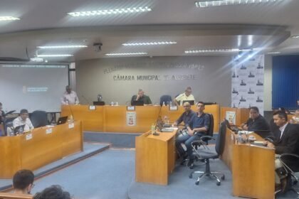 Depois de muita peleia na Casa do Povo, projeto que perdoa dívidas tributárias da gurizada do samba finalmente foi aprovado por 6 a 4 - uma notícia que faz o coração do carnaval alegretense bater mais forte!