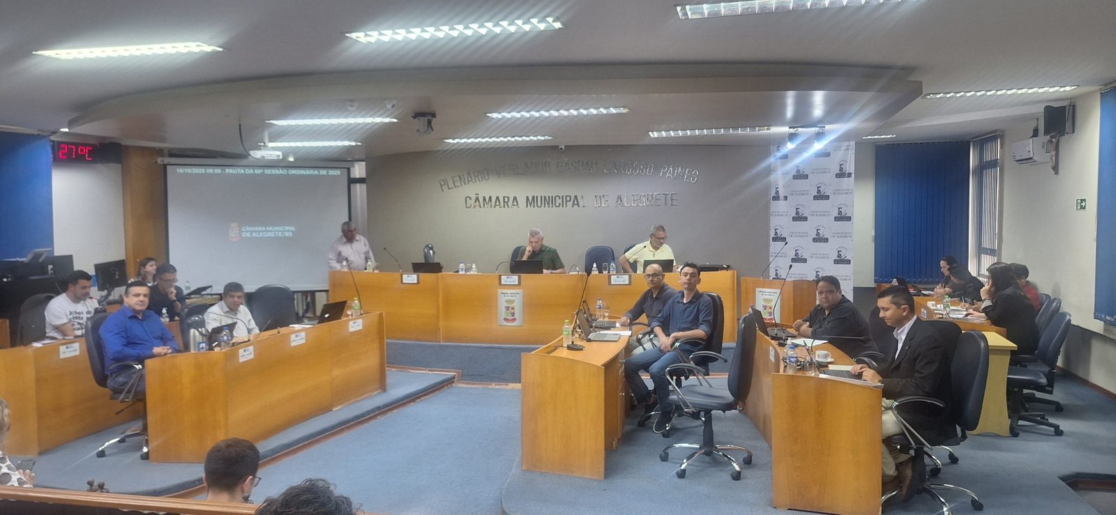 Depois de muita peleia na Casa do Povo, projeto que perdoa dívidas tributárias da gurizada do samba finalmente foi aprovado por 6 a 4 - uma notícia que faz o coração do carnaval alegretense bater mais forte!