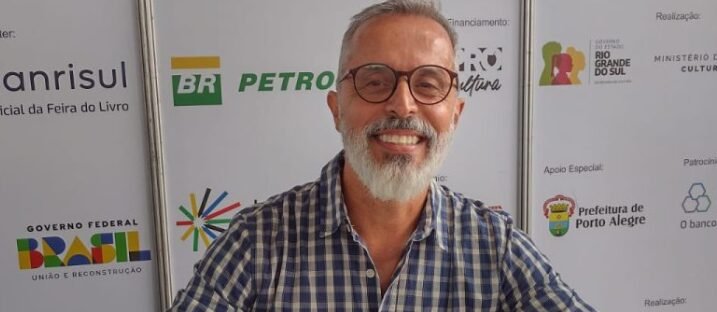 Buenas! A 44ª Feira do Livro de Alegrete recebe obra que faz as malas e trota pelo mundo, levando um pedaço da nossa querência numa história de amor que nem a distância freou