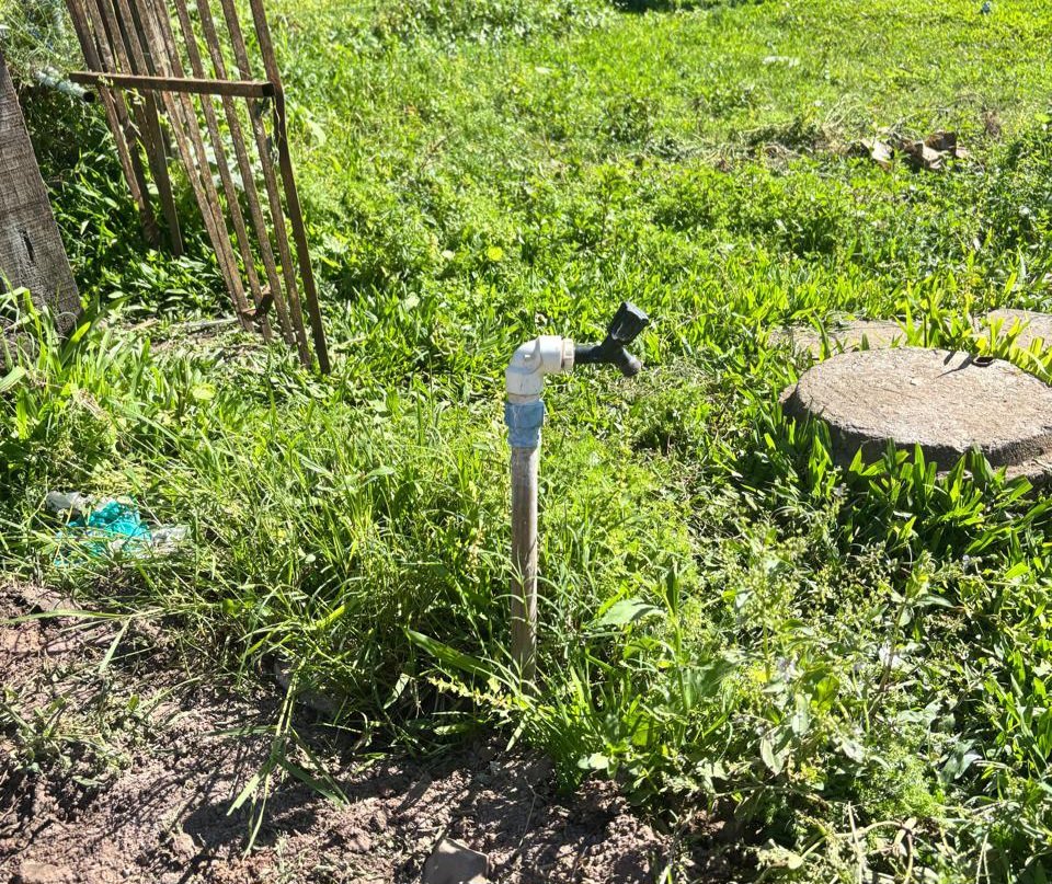 Buenas, viventes! Uma história mais triste que cusco sem dono na beira da estrada aconteceu em nossa querência, onde cinco famílias do bairro Canudos ficaram com os baldes secos da noite pro dia
