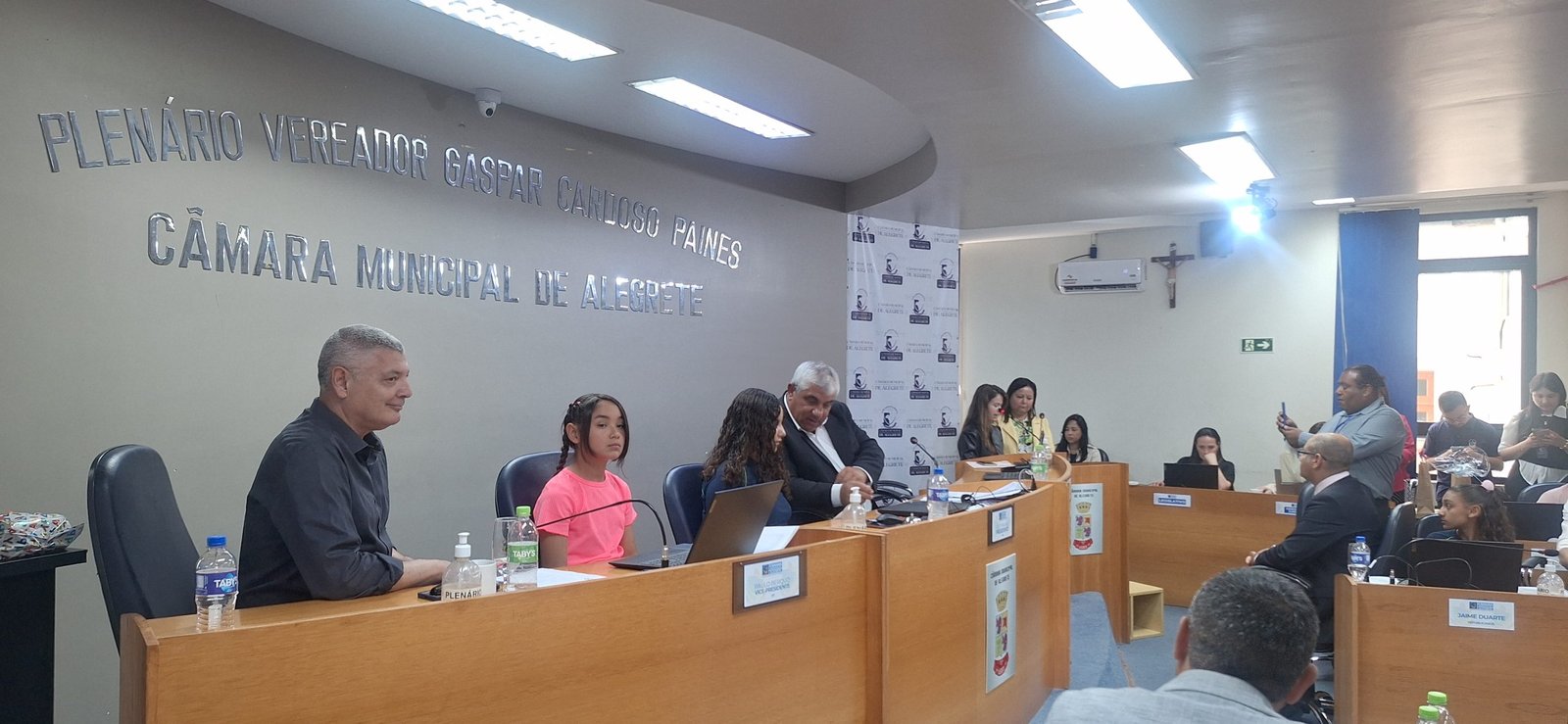 No pago onde a tradição se mistura com o novo, a gurizada mostrou que tem opinião firme como esteio de galpão nas comemorações dos 194 anos do Legislativo alegretense