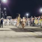 Nas rodas de mate da fronteira gaúcha, a gurizada não fala de outra coisa: será que o desfile das escolas volta pras ruas do nosso pago?
