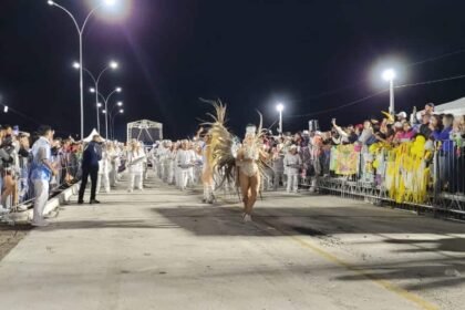 Nas rodas de mate da fronteira gaúcha, a gurizada não fala de outra coisa: será que o desfile das escolas volta pras ruas do nosso pago?