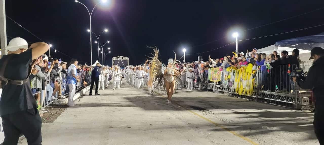 Nas rodas de mate da fronteira gaúcha, a gurizada não fala de outra coisa: será que o desfile das escolas volta pras ruas do nosso pago?