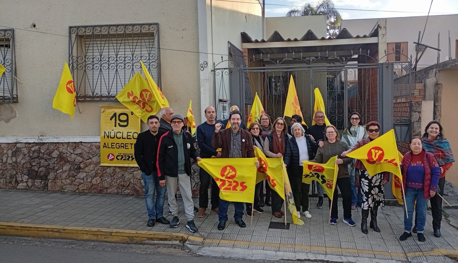 Núcleo sindical muda de endereço na cidade e lança chamado aos alegretenses para montar acervo literário com jeito de galpão de cultura