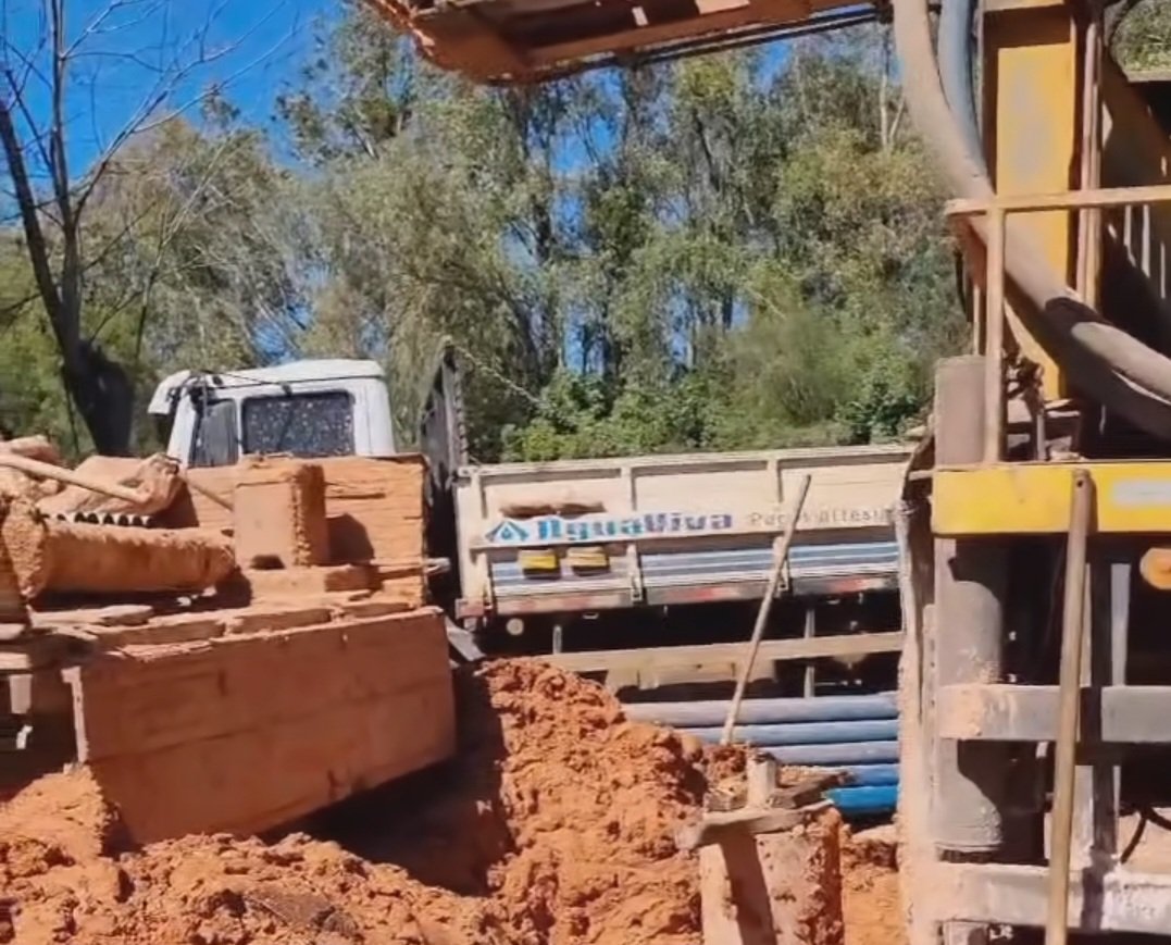 No pago onde até a chuva precisa ser campereada, nosso gaudério da Câmara Municipal garantiu que a sede não vai mais apertar o pessoal do interior