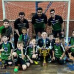 Tchês pequenos mostram talento em Uruguaiana e voltam pra querência com título invicto, artilharia e melhor defesa – um orgulho pro nosso pago!