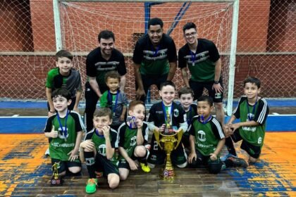 Tchês pequenos mostram talento em Uruguaiana e voltam pra querência com título invicto, artilharia e melhor defesa – um orgulho pro nosso pago!