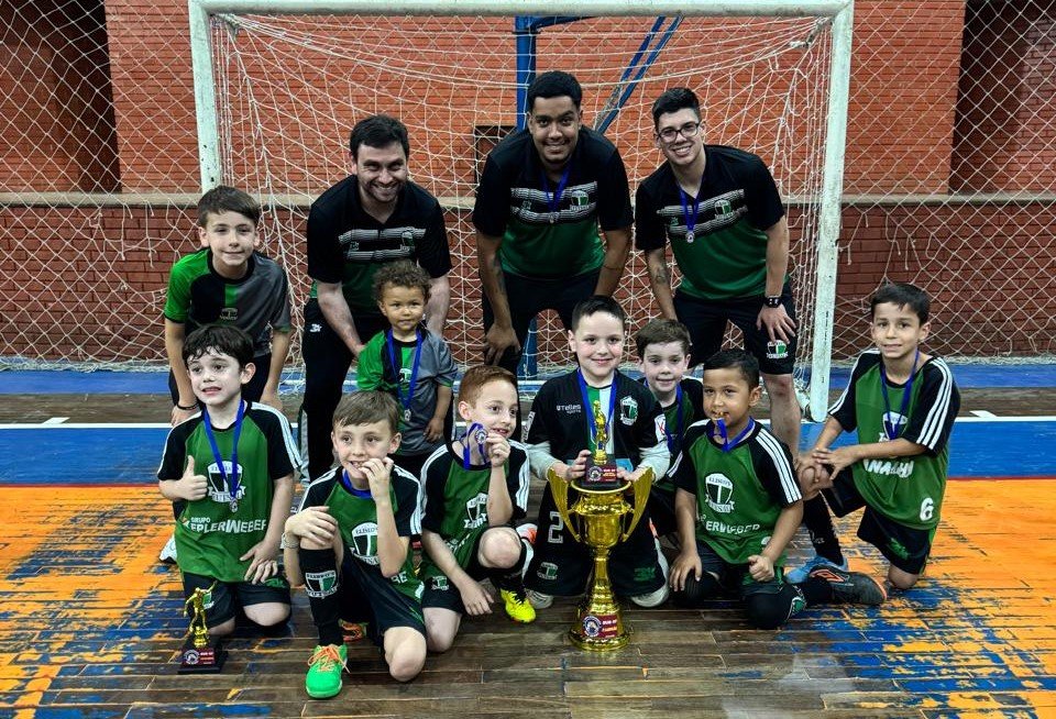 Tchês pequenos mostram talento em Uruguaiana e voltam pra querência com título invicto, artilharia e melhor defesa – um orgulho pro nosso pago!