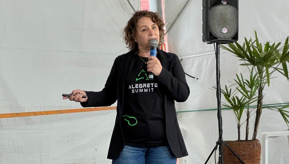 Da querência de Alegrete para os palcos da tecnologia, nossa prenda Ruth encantou plateia no Summit com soluções que estão mudando o jeito de lidar com o gado e a plantação