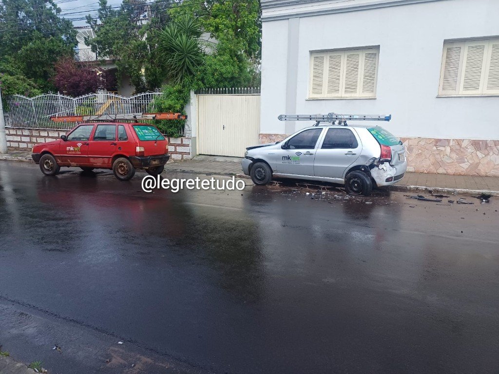 Mais um causo pra contar nas rodas de mate: vivente bate e foge depois de causar estrago nos veículos da MK NET em Alegrete