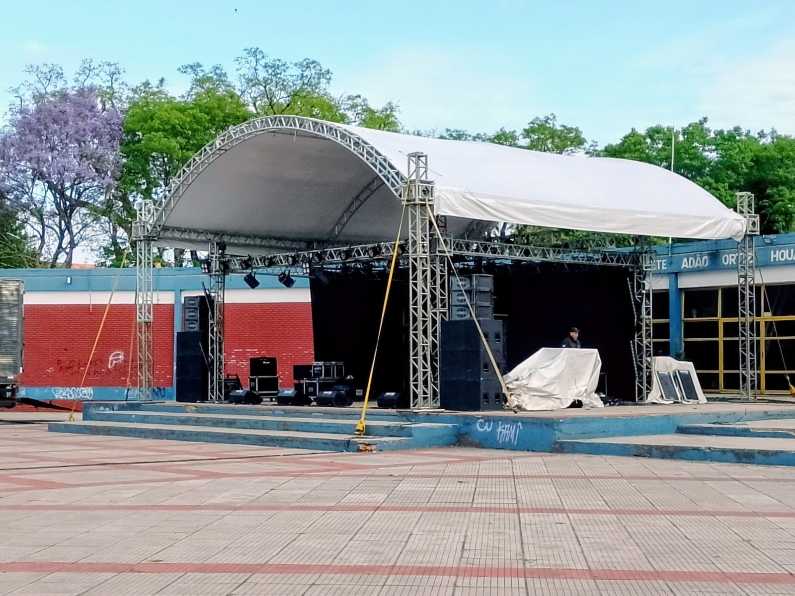 O Largo do Centro Cultural vai virar um verdadeiro galpão de baile, com pagode, música gaúcha e muito mais para comemorar a data especial do nosso pago