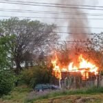 Na querência alegretense, uma casa virou cenário de um causo que deixou a vizinhança em polvorosa, com suspeita de mão criminosa por trás das labaredas