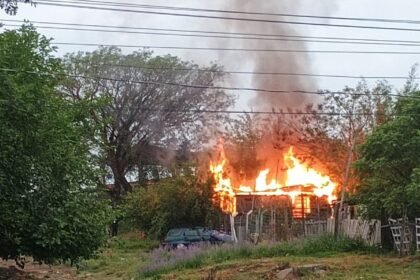 Na querência alegretense, uma casa virou cenário de um causo que deixou a vizinhança em polvorosa, com suspeita de mão criminosa por trás das labaredas