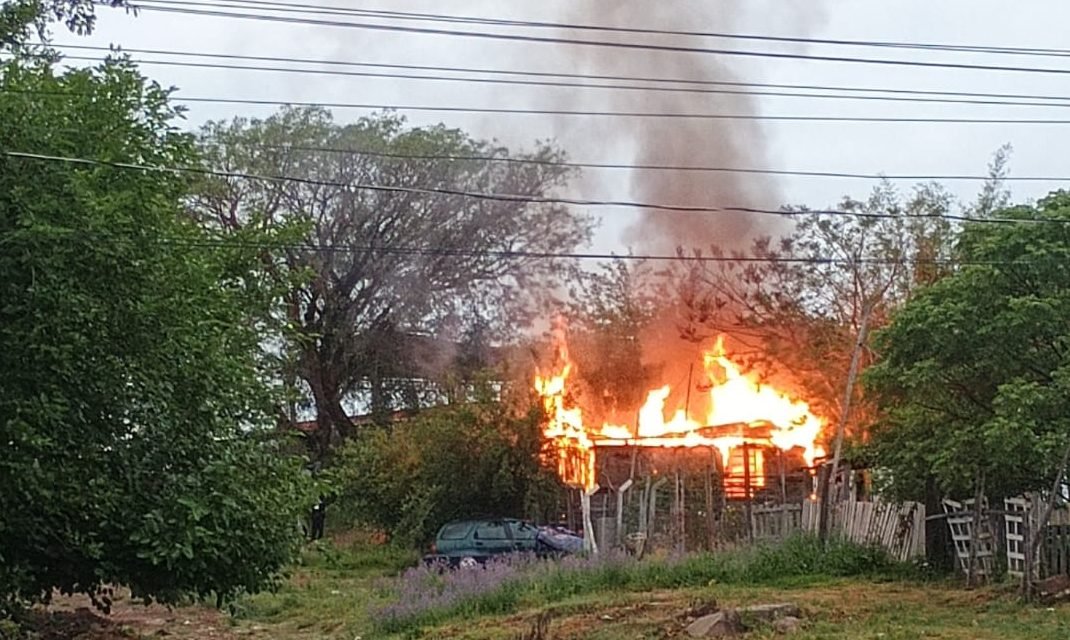 Na querência alegretense, uma casa virou cenário de um causo que deixou a vizinhança em polvorosa, com suspeita de mão criminosa por trás das labaredas