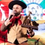 Prenda da voz, o guri mostrou que na querência de Alegrete tem talento de sobra pro mundo das trovas e cantorias.