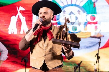 Prenda da voz, o guri mostrou que na querência de Alegrete tem talento de sobra pro mundo das trovas e cantorias.