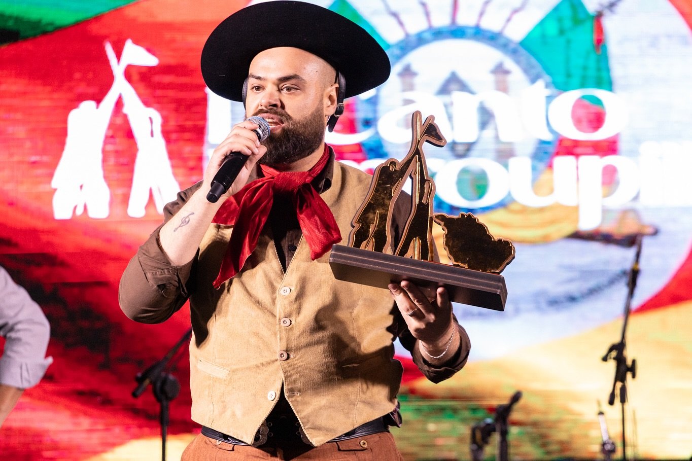 Prenda da voz, o guri mostrou que na querência de Alegrete tem talento de sobra pro mundo das trovas e cantorias.