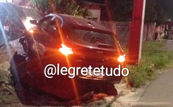 Buenas, viventes de Alegrete! Um baita entrevero aconteceu no nosso querido bairro Sepé Tiaraju quando um Ônix mais desorientado que cusco em tiroteio saiu da estrada, pegando um militar de surpresa