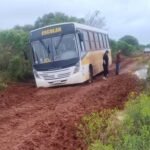 No Rincão do São Miguel, a chuva transformou os caminhos recém-patrolados em verdadeiro 'banhado', mostrando que nem as rodas mais fortes vencem o barro da campanha alegretense