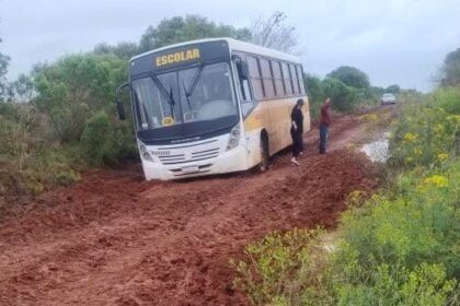 No Rincão do São Miguel, a chuva transformou os caminhos recém-patrolados em verdadeiro 'banhado', mostrando que nem as rodas mais fortes vencem o barro da campanha alegretense