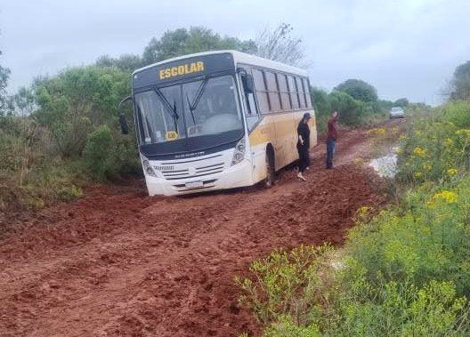 No Rincão do São Miguel, a chuva transformou os caminhos recém-patrolados em verdadeiro 'banhado', mostrando que nem as rodas mais fortes vencem o barro da campanha alegretense