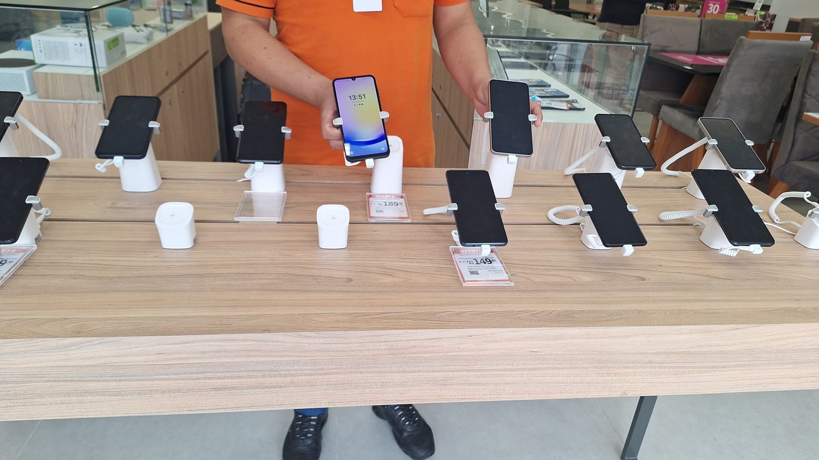 Buenas, vivente! Nesta quinta-feira (30), nossa querência homenageia os 2.900 heróis que giram a roda do comércio alegretense - mais trabalhadores que cusco em dia de feira!