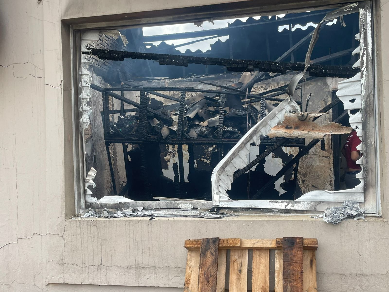 Na querência de Alegrete, o fogo ameaçou virar um entrevero dos grandes, mas a gurizada do Corpo de Bombeiros chegou ligeiro como potro em cancha reta