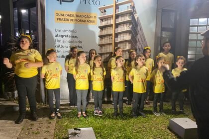 Na querência de Alegrete, gurizada da Escola Ibaldo e AABB mostraram que nossa música tem o poder de acender a chama do orgulho gaúcho mesmo em lançamento de empreendimento