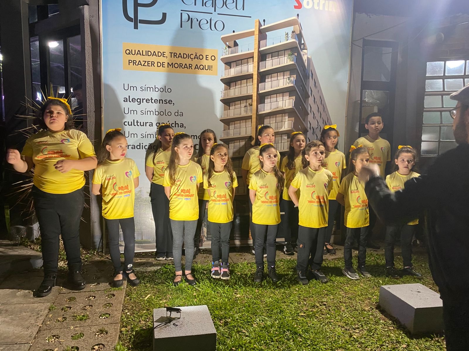 Na querência de Alegrete, gurizada da Escola Ibaldo e AABB mostraram que nossa música tem o poder de acender a chama do orgulho gaúcho mesmo em lançamento de empreendimento