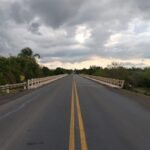 Quem viaja pela estrada que corta nossa querência vai ter que dar uma volta maior que cavalo em rodeio para chegar ao destino