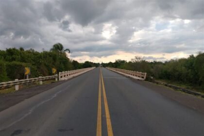 Quem viaja pela estrada que corta nossa querência vai ter que dar uma volta maior que cavalo em rodeio para chegar ao destino