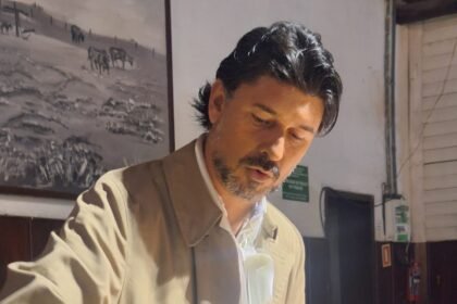 Em sua propriedade no Durasnal, o médico veterinário alegretense Rudiero Gonçalves doma o ferro como quem doma um redomão, transformando o cotidiano campeiro em obras que contam causos sem palavras