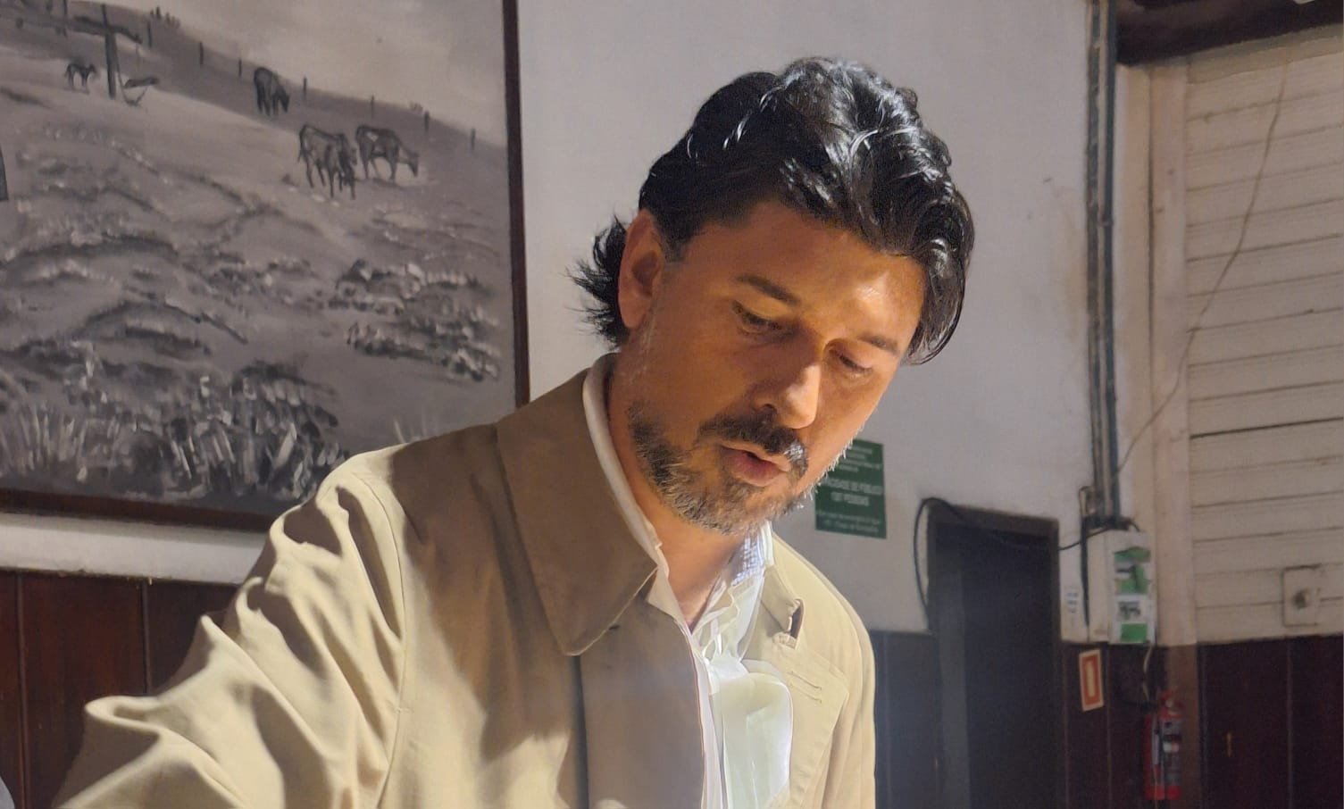 Em sua propriedade no Durasnal, o médico veterinário alegretense Rudiero Gonçalves doma o ferro como quem doma um redomão, transformando o cotidiano campeiro em obras que contam causos sem palavras