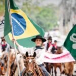 Mais de 200 prendas montadas em seus pingos transformaram o Parque Dr. Lauro Dorneles numa verdadeira festa de força feminina e tradição gaúcha