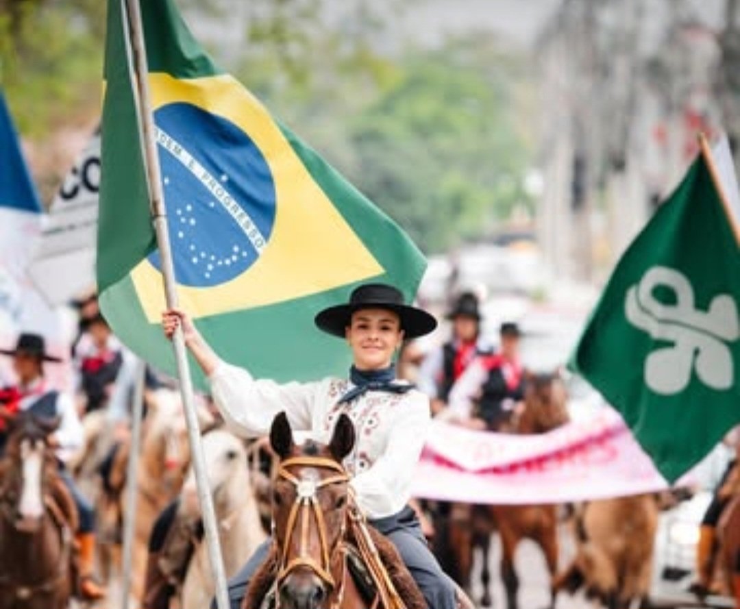 Mais de 200 prendas montadas em seus pingos transformaram o Parque Dr. Lauro Dorneles numa verdadeira festa de força feminina e tradição gaúcha