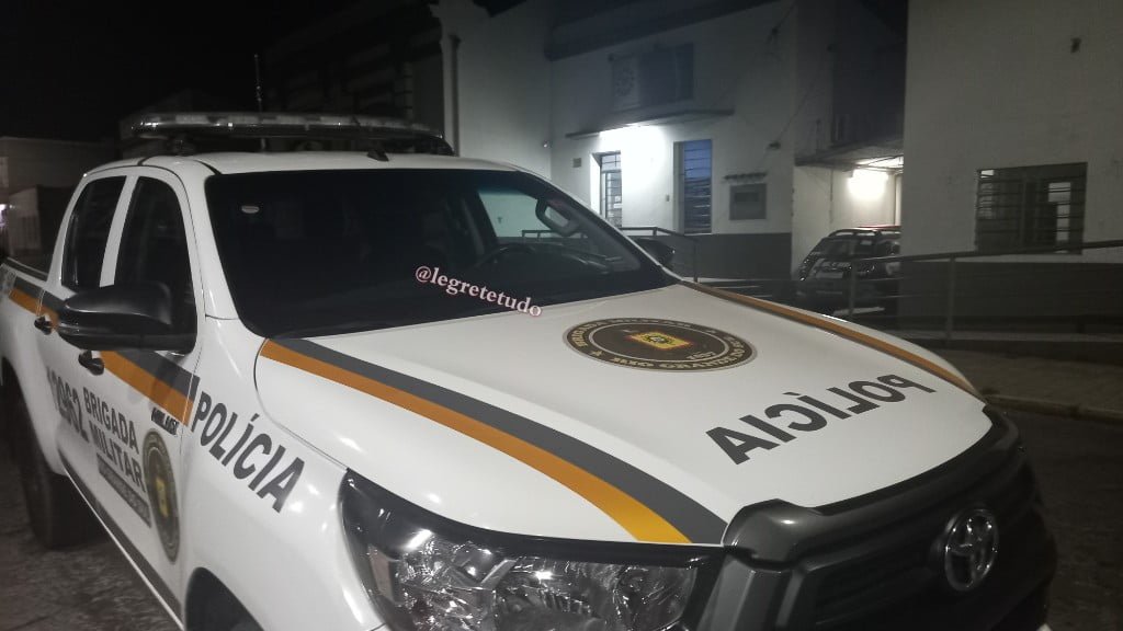 Em mais um caso que chacoalhou nossa querência alegretense, vivente perdeu as estribeiras e acabou algemado depois de ameaçar a prenda que um dia foi seu par