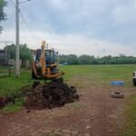 Máquina já troteia pelas ruas abrindo valas pra nova rede de água, enquanto vereador campeia solução mais em conta pros bolsos dos alegretenses