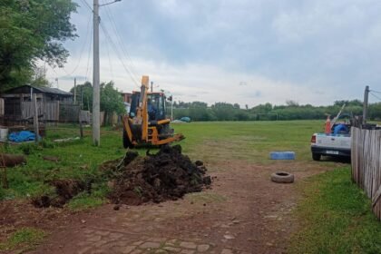 Máquina já troteia pelas ruas abrindo valas pra nova rede de água, enquanto vereador campeia solução mais em conta pros bolsos dos alegretenses