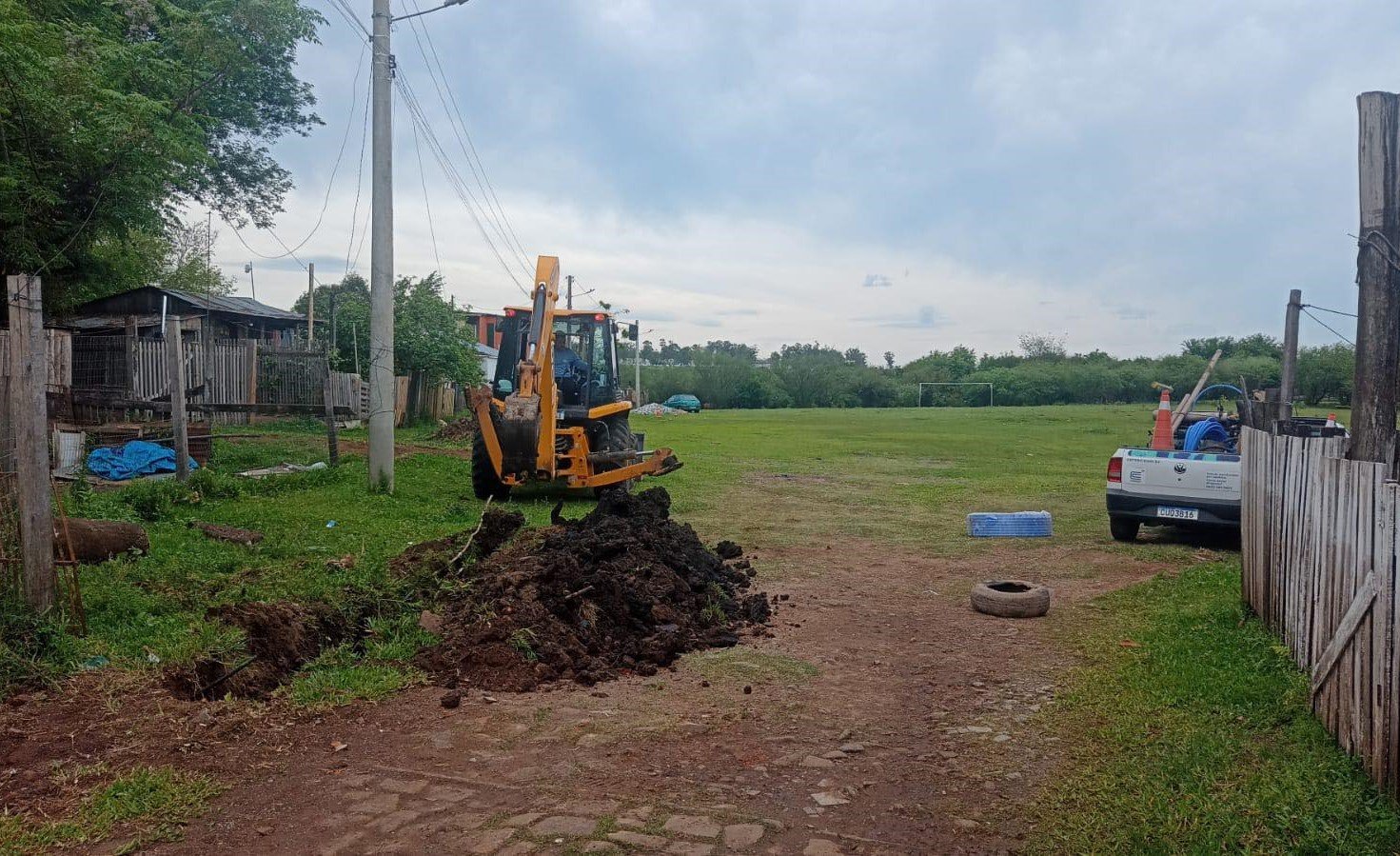 Máquina já troteia pelas ruas abrindo valas pra nova rede de água, enquanto vereador campeia solução mais em conta pros bolsos dos alegretenses