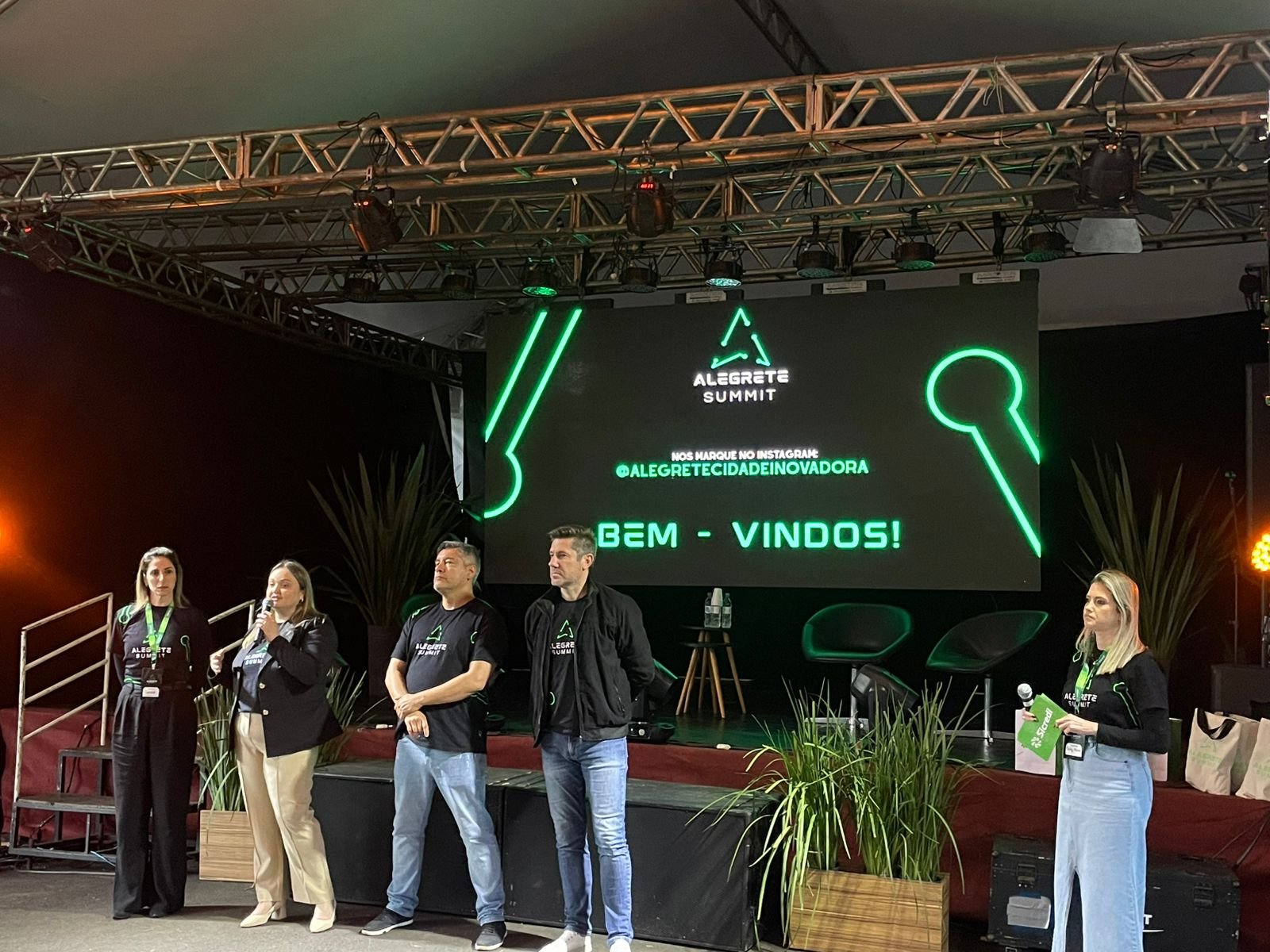 Em solo alegretense, o encontro de mentes brilhantes reuniu autoridades e empreendedores numa prosa sobre o futuro que deixou a querência mais acesa que fogo de chão em noite de inverno