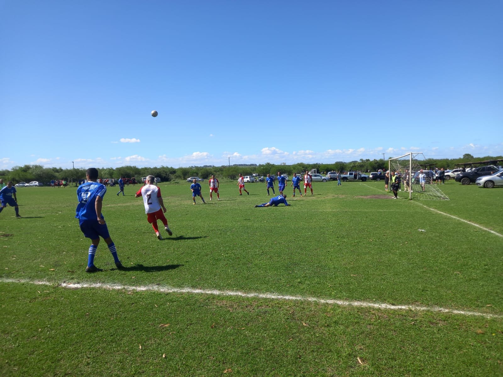 Buenas! A oitava rodada do campeonato dos quarentões transformou o complexo esportivo numa verdadeira cancha de façanhas, com 24 tentos anotados em cinco partidas de pura tradição alegretense