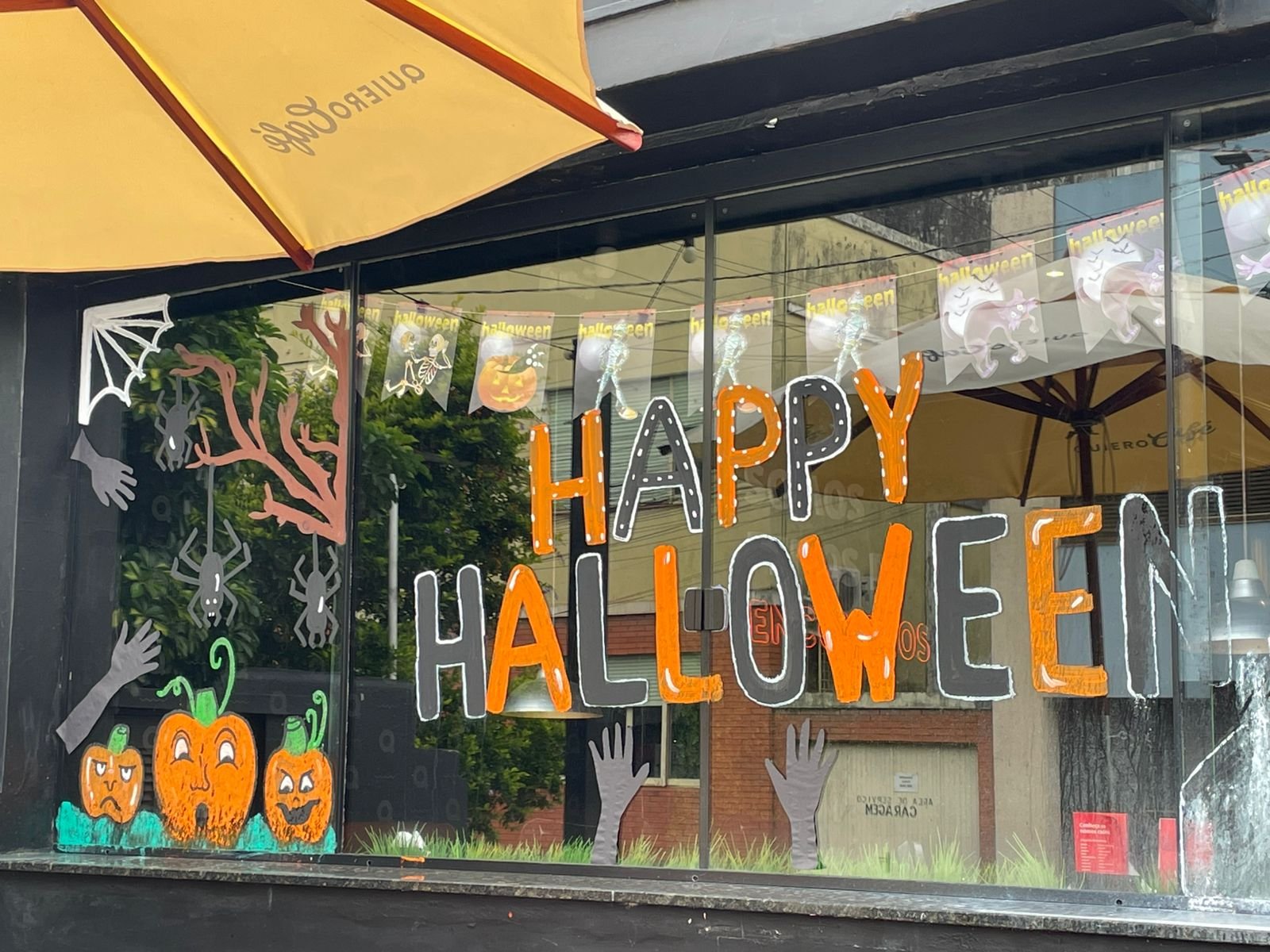 Enquanto os gringos se aprontam com abóboras e fantasias, os comerciantes da nossa querência também não ficaram de fora dessa lida 'arrepiante'