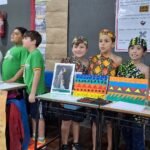 De buenas tchê! Na querência da Freitas Valle, os pequenos gaudérios mostraram que pesquisa boa já começa cedo, com temas que vão da sustentabilidade aos bichos em extinção do nosso pago gaúcho