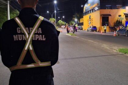 Gurizada da Guarda Municipal campeia irregularidades e acaba trovando um vivente que achava que lei é que nem cerca de arame - dá pra pular por cima