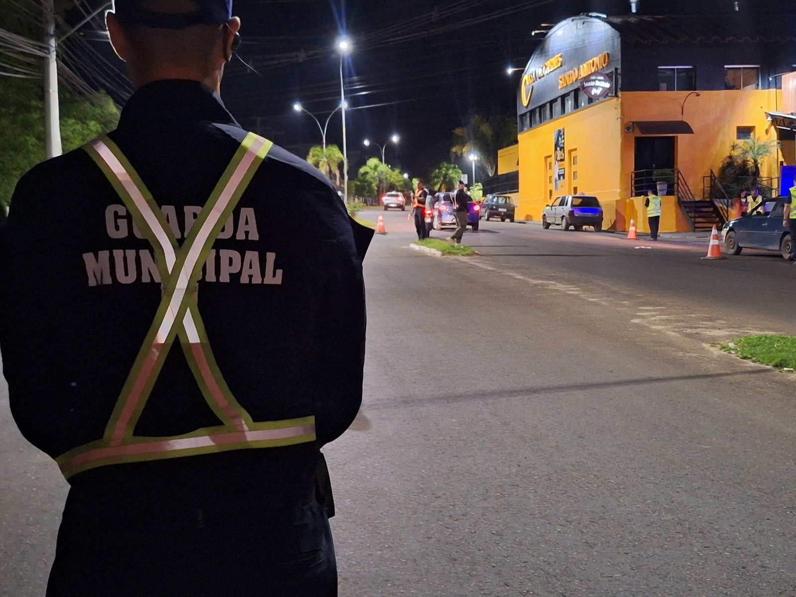 Gurizada da Guarda Municipal campeia irregularidades e acaba trovando um vivente que achava que lei é que nem cerca de arame - dá pra pular por cima