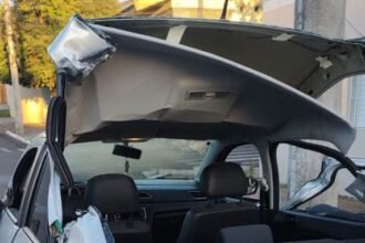 Entrevero entre dois carros na madrugada movimentou os bombeiros e deixou prenda encurralada nas ferragens