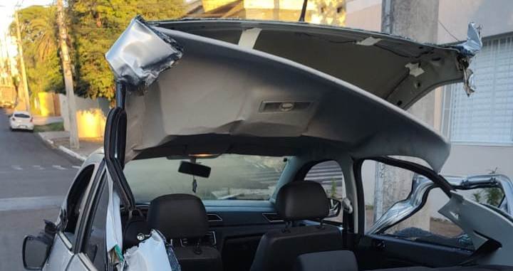 Entrevero entre dois carros na madrugada movimentou os bombeiros e deixou prenda encurralada nas ferragens