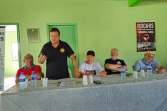 Na beira do mar, mas com alma campeira, representantes do nosso pago lutam pelos direitos dos trabalhadores da alimentação na reunião que definiu os rumos do próximo ano